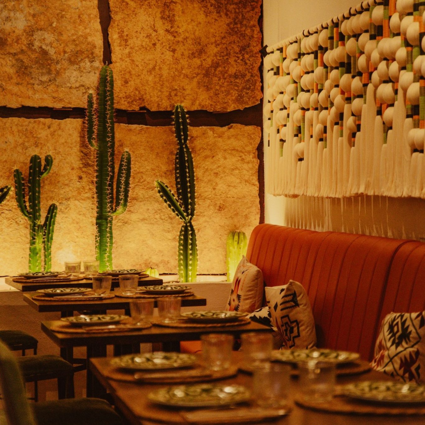 Interior del restaurante Casa Milpa con un diseño cálido y elementos naturales.